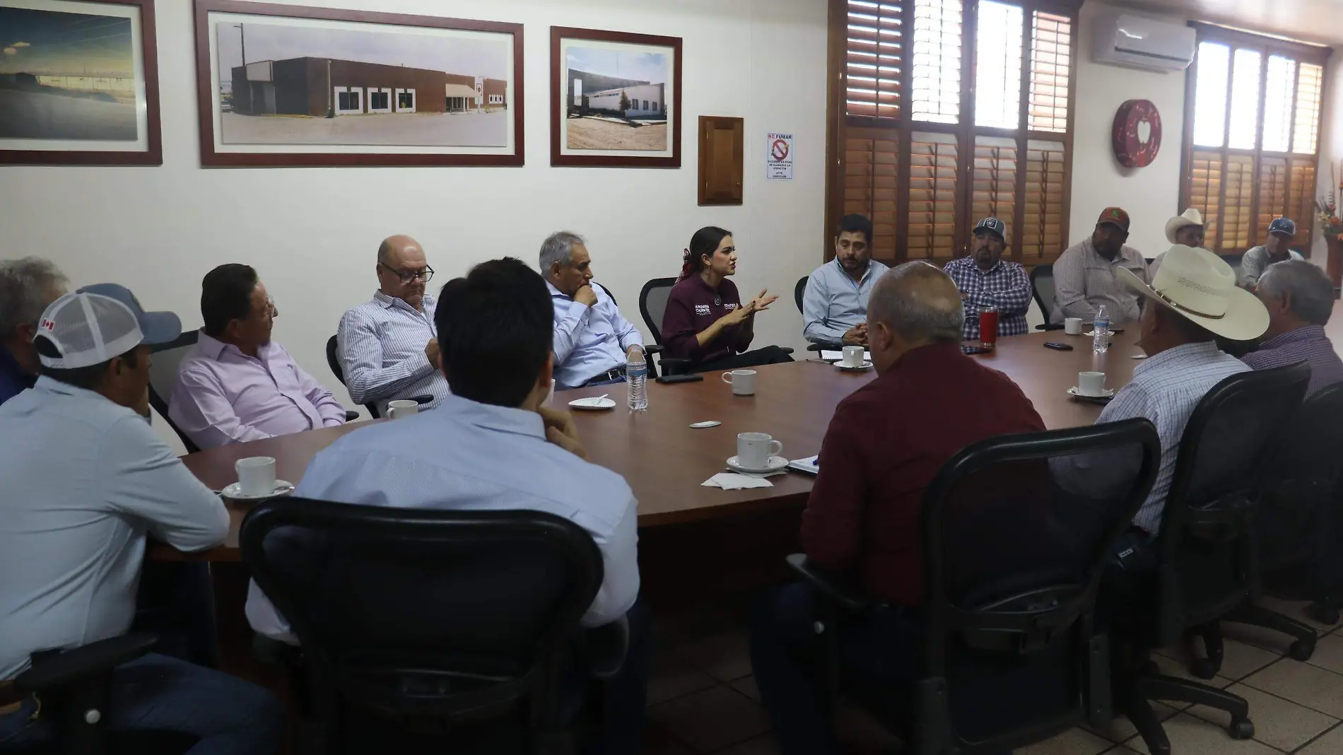 Andrea Chávez reunión con campesinos